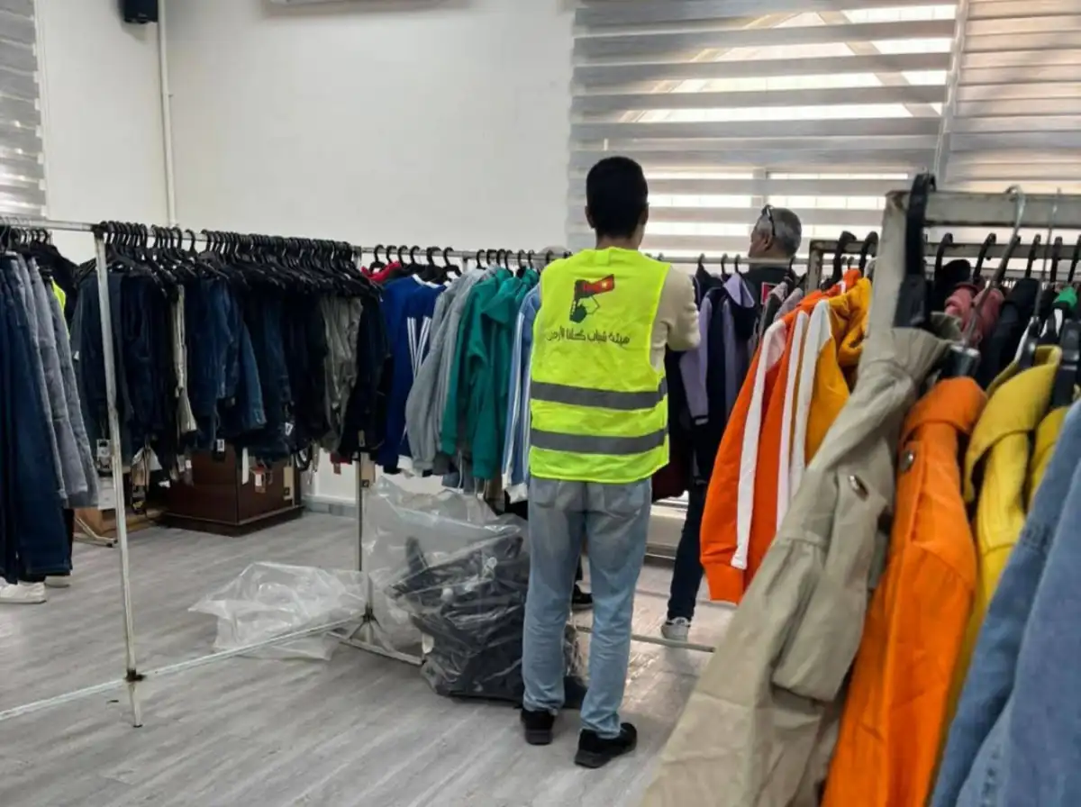بنك الملابس يرسم الفرح على وجوه الأطفال